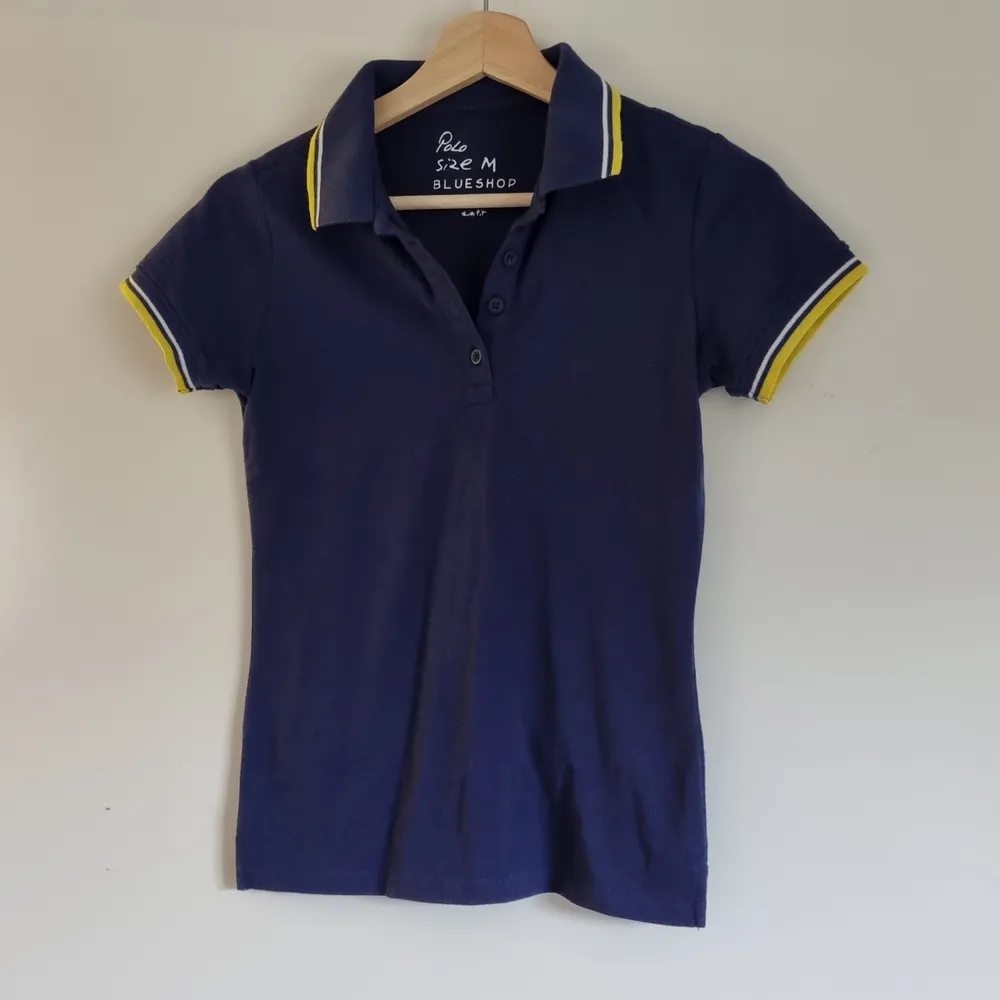 Polo shirt size m men passar small också liten i storlekar.. Skjortor.