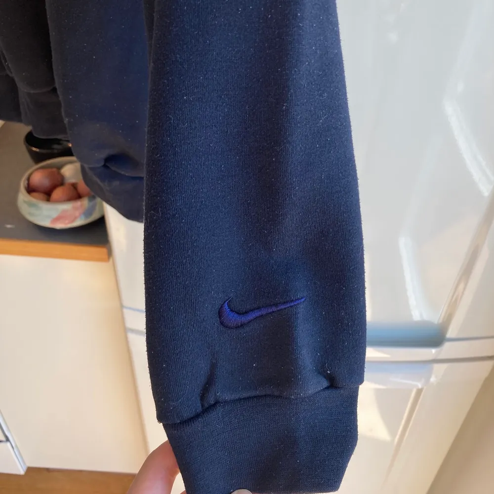Skitnsygg vintage Nike tröja, säljer pga för liten. Den är lite mörkare i färgen än på bilderna pga ljuset. Står storlek L på taggen men den passar som en S! Köp nu för 500kr + frakt eller buda i kommentarerna. . Hoodies.