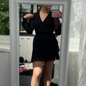 Klänning - Väldigt snygg klänning med volanger, lite använd så jätte bra skick