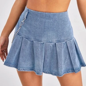 Supersöt jeanskjol - Säljer denna sjukt fina och trendiga jeanskjol. Kedjan är avtagbar. Aldrig använd! Skriv privat för fler bilder 💕