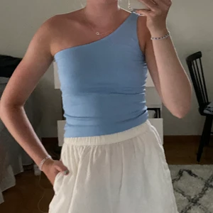 Snedskuret blått linne - Hej!! Säljer på detta linne från Gina Tricot som jag köpte förra året☺️ enbart använd ett fåtal gånger💓💓 skriv gärna vad ni skulle kunna betala för linnet!!!💓💓