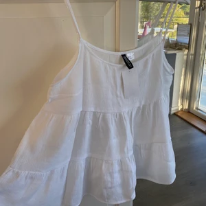 Vit volang topp - Helt oanvänd med lapp kvar! Jättesöt och somrig topp från H&M🤍 ❣️Högsta bud: 90kr❣️ 