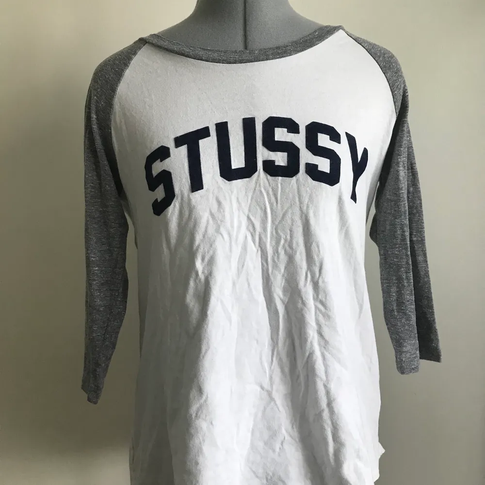 Stussy tröja med trekvartsärm. Sparsamt använd. Inköpt 2014 på Highlight store. Trycket är sammetsliknande.. T-shirts.