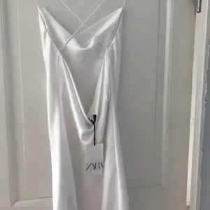 Superfin klänning från Zara, aldrig använd, prislapp kvar. Pris 300kr inkl frakt💕