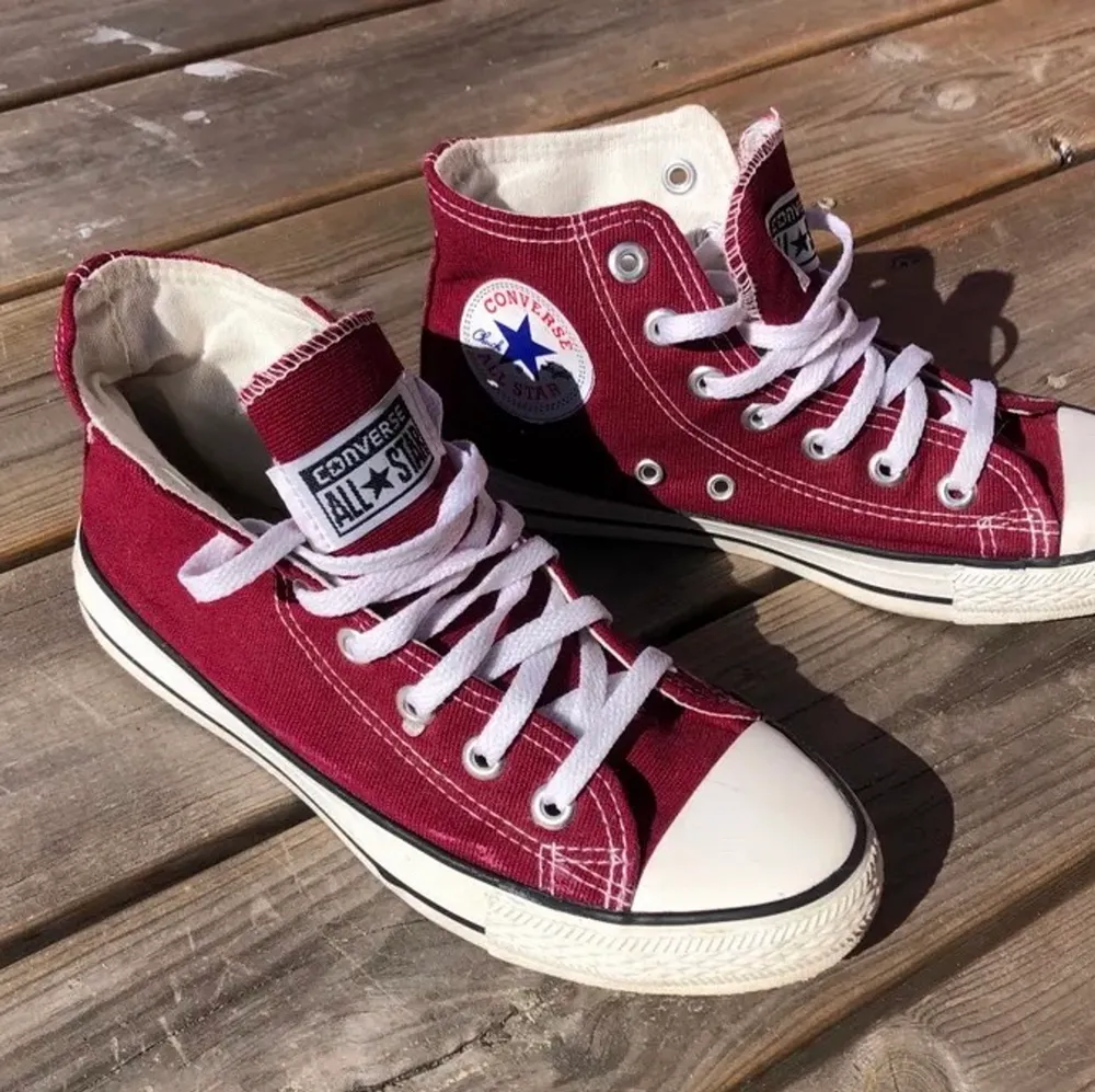 Ett par röda converse, köpt här på plick men då de var för små och där med säljs vidare💕 23 cm inne i skon. Skor.
