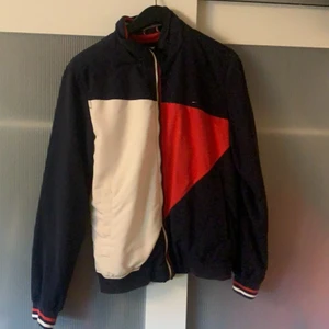 Tommy Hilfiger jacka m - Fin jacka, säljer bara för att jag har byt still men den är rättså cool (: 