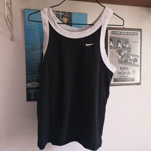 Nike linne - 90s 90tal  - Coolt Nike linne, märkt XL men är mer som M. Mycket stretchigt. Fint skick.