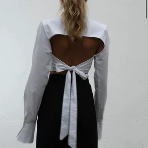 A-dsgn skjorta - Sjukt fin skjorta med öppen rygg från A-dsgn som är helt slutsåld på hemsidan✨ passar till allt, superfin passform och skick då endast använd en gång, nypris 599. Lägg bud i kommentarerna eller köp direkt för 400 kr🌸