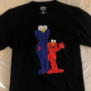 UNIQLO x KAWS T-SHIRT  - UNIQLO x Kaws tshirt storlek XS! Skicka meddelande vid frågor/ fler bilder 💕