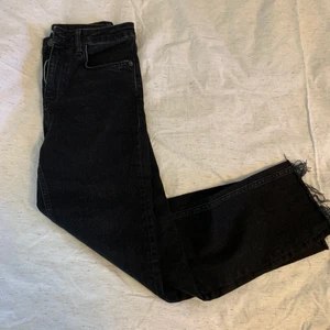 Zara jeans - Ett par snygga svarta jeans från zara som aldrig kommit till användning och köpta för 1 år sen. Kan skicka mer bilder på dem om man är intresserad!🤍 frakt ingår inte!