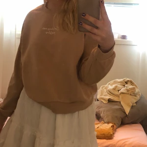 Sweatshirt  - Beige sweatshirt från Berska med vitt citat. Passar perfekt till sommarens kalla kvällar🌇 säljer för 120kr + frakt💕