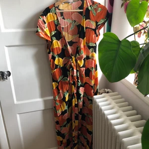 KLÄNNING OTHER STORIES - Klänning / kaftan som knappt är använd!