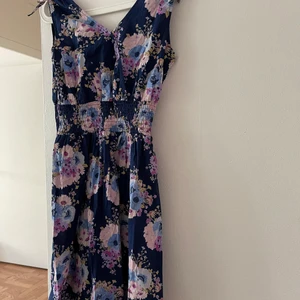 Blommig klänning  - Super söt blommig klänning i storlek XS 