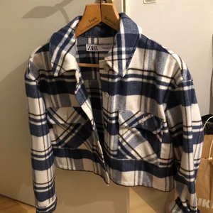 Sommarjacka - Jättesöt blåvit rutig sommarjacka från zara. Använd bara ett fåtal ggr. Slutar vid midjan ungefär🤍