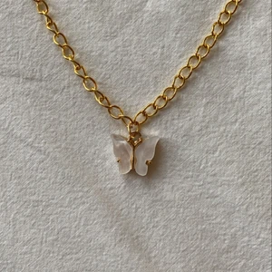 Fjärilshalsband! - Säljer nu dessa supersöta fjärilshalsband men perfekta till sommaren! Finns i vit, grön, ljusrosa, mörkrosa, glitterturkos och gul! 39:- st!