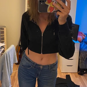  Svart kort hoddie med dragkedja - En svart kort hoddie med dragkedja i storlek S, använd 1 gång pgv att jag tyckte att den var för liten:)