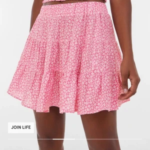 Bershka kjol m - Supersöt kjol från Bershka men som tyvärr inte passade. Skriv om du vill få fler bilder💜