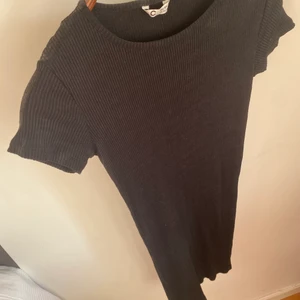 Svart ribbad klänning  - väldigt snygg basic klänning. Aldrig använd av mig då jag ärvt den. 