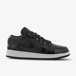 Jordan 1 skor lows - Nya jordans skor i gott skick och knappt använda. Slutsåld  på originella hemsida/butik. Köptes för 1349. Storlek 37.5 Budet börjar på 800 kr