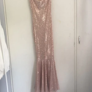 Balklänning/cocktailklänning  - Säljer en extremt fin klänning i storlek eur36 som är helt oanvänd då jag hade en annan klänning på min bal. Köpt för 1600kr på asos. Helt nyskick 