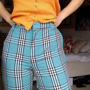 Urban outfitters rutiga capri byxor - 🔥🔥🔥Nya skejtbyxor i sommar? 🔥🔥🔥Skitcoola rutiga byxor köpta på Urban Outfitters i Chicago. Stark turkos färg, bakfickor och liten extra detalj på baksidan. Ganska high waist och slutar ungefär mitten på vaden. 60% bomull och 40 % polyester. Tjockt material, inte stretchiga. Storlek 30 vilket är m-l. Sitter ganska tight runt vaden så passar kanske inte alla ben. 
