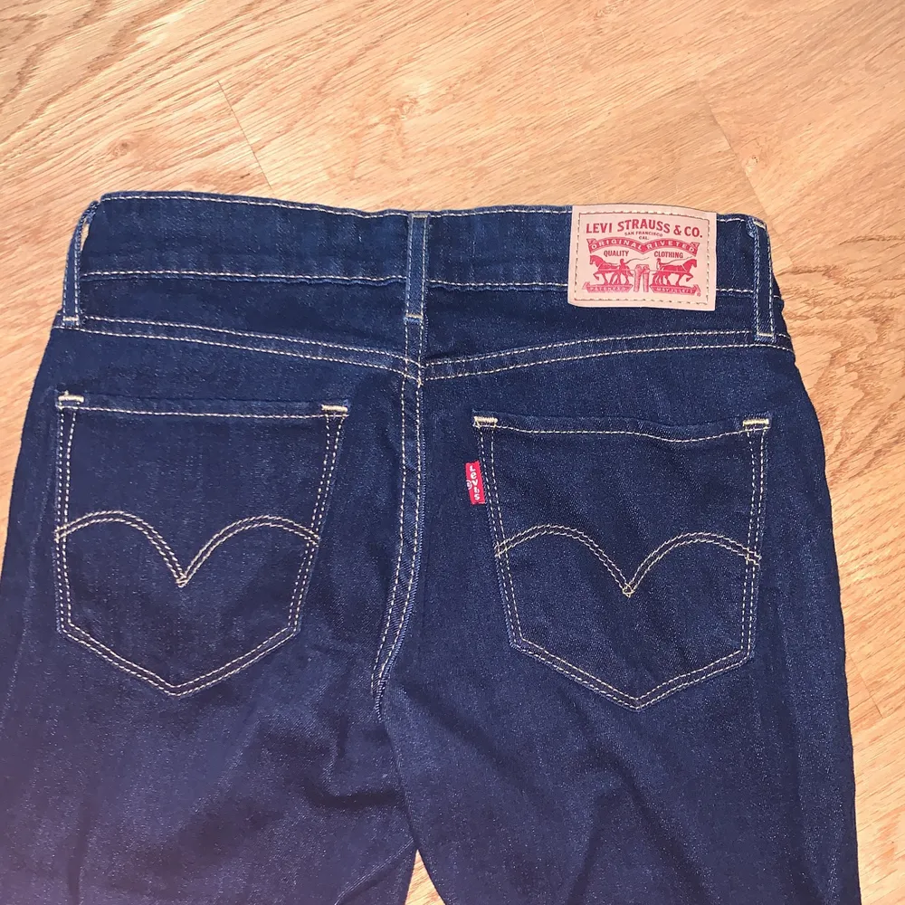 Tajta jeans från Levi’s. Modell 711 Skinny. W24. L32. Mörkblå tvätt med ljusa sömmar. Stretchiga. Inte använda mer än en eller två gånger pga för små, därav fina i skick. Köpare står för frakt . Jeans & Byxor.