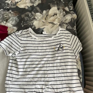 Randig T-shirt - Kroppad t-shirt från H&M som går att knyta, bra skick💕