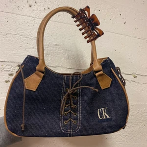 Shoulder bag - (Köp direkt för 250) Säljer min mammas vintage väska! Inga defekter. FRAKT ÄR EJ GRATIS, KÖPAREN FÅR BESTÄMMA SJÄLV HUR PAKETET SKA POSTAS!🤎