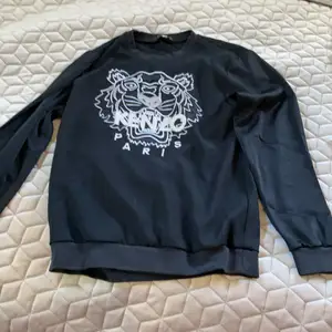 Knappt änvend Keznzo tröja XS. Säljes för 700 betald pris va 2900 på Amazon