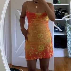 solklänning - bershka klänning köpt från zalando, använt 1 gång. slutsåld på zalando! 170 kronor INKLUSIVE FRAKT!!