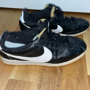 Nike Cortez size 6 US - ett par Nike Cortez skor som jag inte använder längre. helt okej skick. Jag kommer putsa till dem mer innan jag skickar
