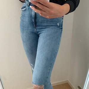 Jeans i god skick med slitningar 