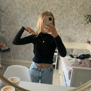 Tunn tröja - Tunt material inte mycket använd alls, jätteskönt material och inte alls varm🤍