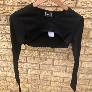 Avklippt topp  - säljer denna trendiga tröja. perfekt att ha ett linne eller en sexig body under. köpt på gina tricot men har tyvärr aldrig kommit till användning, prislappen kvar🧡