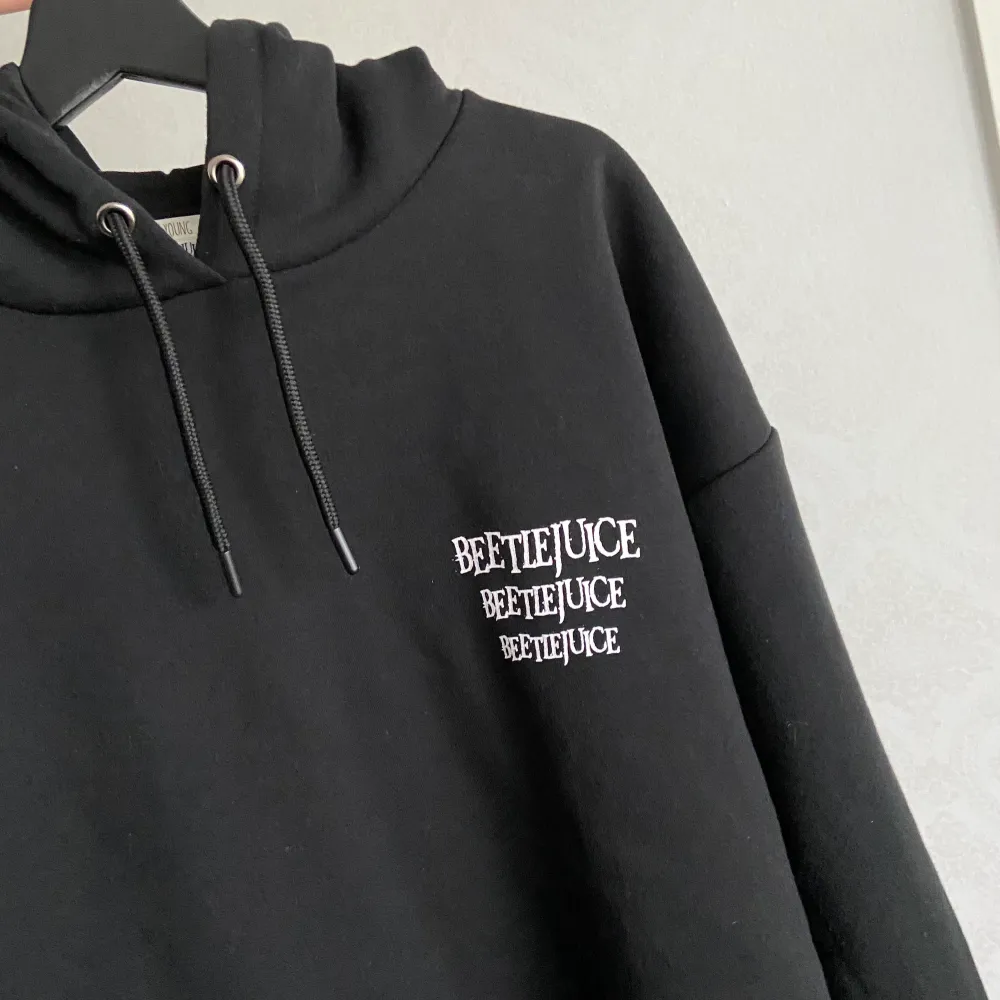 Min älskade beetlejuice hoodie behöver en ny bärare 🥲 bra att ha i kyliga sommarkvällar. as cool tryck med Lydia (winona ryder) på ryggen. den är i super bra skick, sitter perfekt oversize på xs/s. frakt tillkommer 🤍. Hupparit & Collegepaidat.