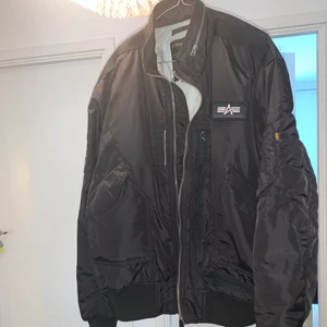 Alpha industriers bombar jacka  - Hej! Nu säljer jag min pojkväns bombar jacka från märket alpha industries bombar jacka. Kvittot finns tyvärr inte kvar då han fick den i present,men dessa jackor ligger ungefär mellan  2000/2500  den är använd Max 3-4 gånger. Jag säljer jackan för 700 kr kan tänka mig gå ner i pris vid snabb affär. Jackan passar en som har xl/xxl 