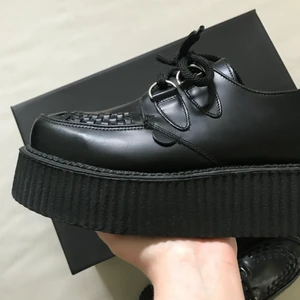 Platåskor - Asfeta original platåskor strl. 38 i läder från märket Underground-England 🤩 De är i nyskick aldrig använda (kommer i originalförpackning) Originalpris: 1 499 SEK 🖤 Säljer pga aldrig använt, så de förtjänar en annan ägare (DM mig om flera bilder önskas så fixar jag). Att tillägga är att ”hälgrepp” finns i skorna då de var liiite stora för mig så jag satte dit dem men det kan tas bort 💋 Kan mötas upp eller så står köparen för frakten