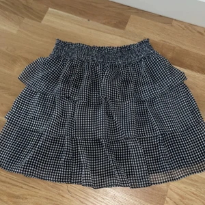 Kjol från hm! - Detta är en kjol från hm som jag använt ungefär en gång. Den är i ett super fint skick! Säljer pga att jag inte får användning för den! Nypris: 200. Vet inte om den är slutsåld! 48kr frakt ingår!