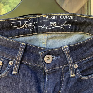 Levi’s Slight Curve Skinny W 25 L 32. - Midja 2 x 33 cm. Inner benlängd 80 cm. Midja: låg. Mycket fint skick. Frakt 📦 66kr.
