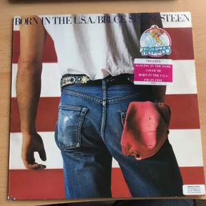 Tja! Säljer Bruce Springsteens album born in the usa på vinyl! Bara stått som prydnad hos mig sen jag köpte den begagnad. 