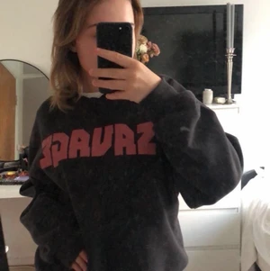 Sweatshirt  -  Säljer denna fina Sweatshirt från Gina Tricot då den inte kommit till användning. Den är i ett jätte bra sick och har knappt andvänts. Säljs för 120kr+frakt