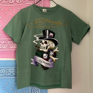 Ed Hardy Vintage t-shirt - Fett snygg äkta Ed Hardy t-shirt men dessvärre för liten för mig. I fint skick. Mått: Axel 42 cm Längd 58 cm Chest 47 cm. Var god följ budgivningens regler! 💯