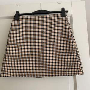 En jättefin tweed kjol som använts fåtal gånger 