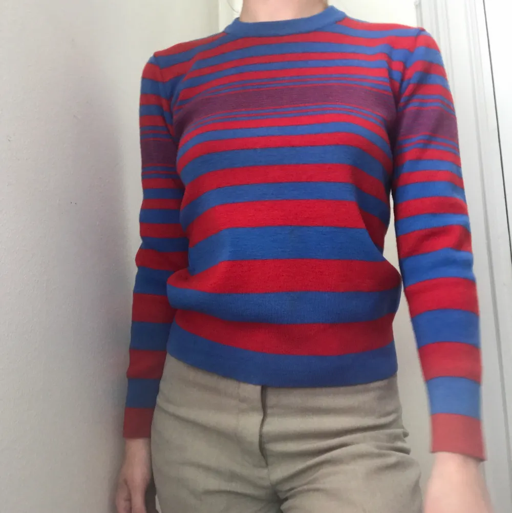 70-tals tröja med röda och blå ränder, superfint skick! Lappen saknas men skulle påstå att det är en XS . Stickat.