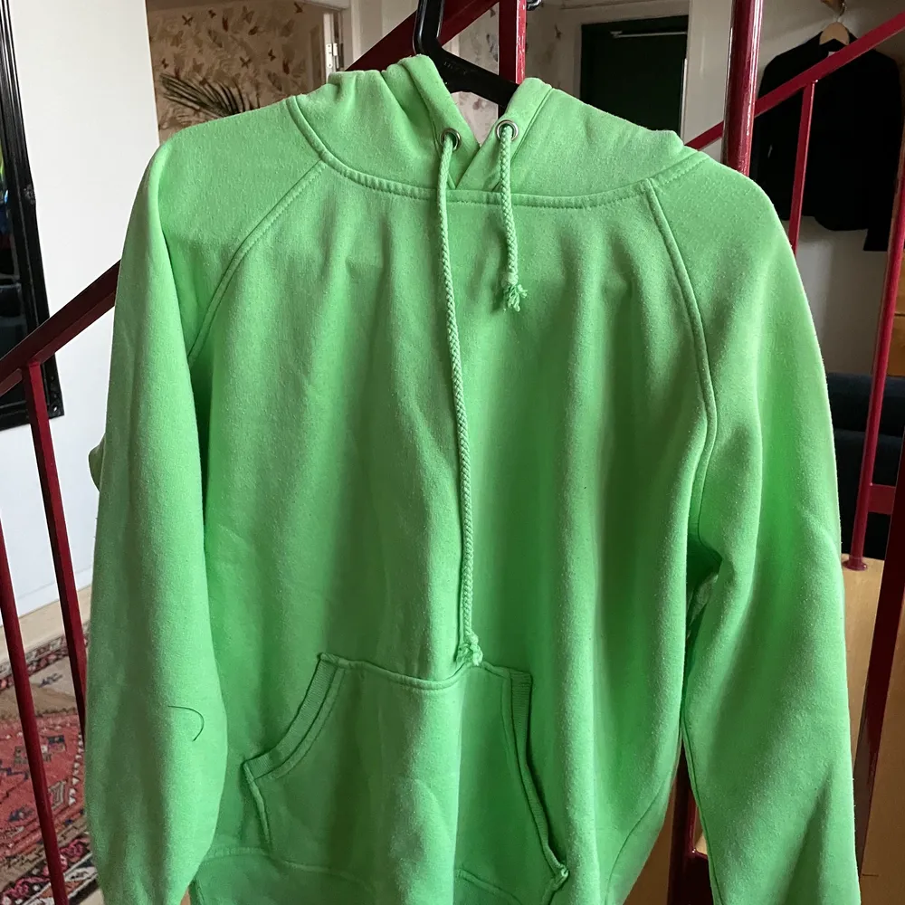 En limegrön hoodie från bik bok i storlek m, sitter oversized på s eller xs. Inte använd särskilt mycket så inte sliten. . Hoodies.