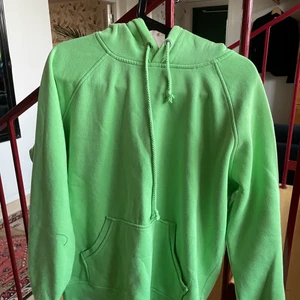 Grön hoodie  - En limegrön hoodie från bik bok i storlek m, sitter oversized på s eller xs. Inte använd särskilt mycket så inte sliten. 