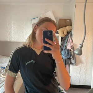 Adidas t Shirt  - En t shirt från adidas i storlek xs, sitter som en s