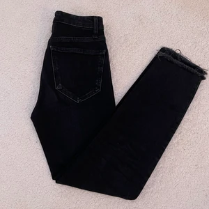 Jätte snygga mom jeans från Zara i storlek XS men funkar även som XXS😊🌸 - Knappt använda och är som nya, endast tvättade en gång. Säljer pga att de är för små 🥺annars är dom super!💓