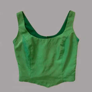 — S O M M A R —  L O P P I S —      Grön korsett topp - Säljer för billigare än vad jag tänkt, köp innan den försvinner. Omsydd topp så att den blev mera av en korsett . Sitter sjukt fint 🖤 Om du köper flera plagg från mig (gäller även smycken) så får du 20% rabatt ä. Gäller bara dem där det står sommar loppis