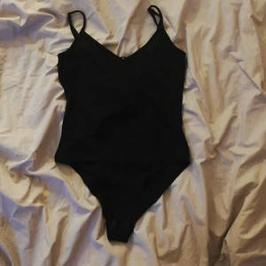HM bodysuit S - Jag har aldrig använt detta plag så det är precis som nytt! Den har bara legat ich samlat damm i min garderob som precis allt annat jag säljer här! Den är justerbar vid axelbanden. 
